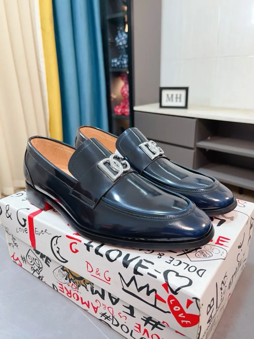 Men's shoes 💰540🌸🌸 [DG Dolce & Gabbana] High-end customized leather shoes. The upper is made of imported calf leather. Original hardware. I believe you will be impressed from the first time you see it. The avant-garde atmosphere can no longer fully interpret its elegance. AAA grade rubber outsole is super comfortable. The original cover last of the counter ensures its original version and quality. The upper is simple and the cowhide lining ensures its comfort and breathability. A pair of truly good shoes has its own unique soul, famous quality, and the first choice for successful people. Regular size 38-44 (45 customized)